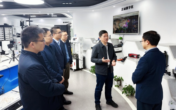 廣西農(nóng)村投資集團(tuán)有限公司黨委書(shū)記、董事長(zhǎng)廖應(yīng)燦一行蒞臨托普云農(nóng)調(diào)研參觀